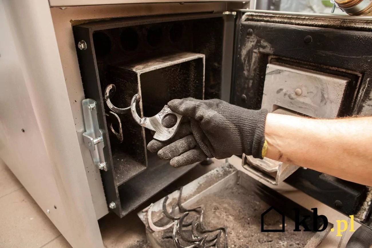 Outils métalliques dans la cheminée