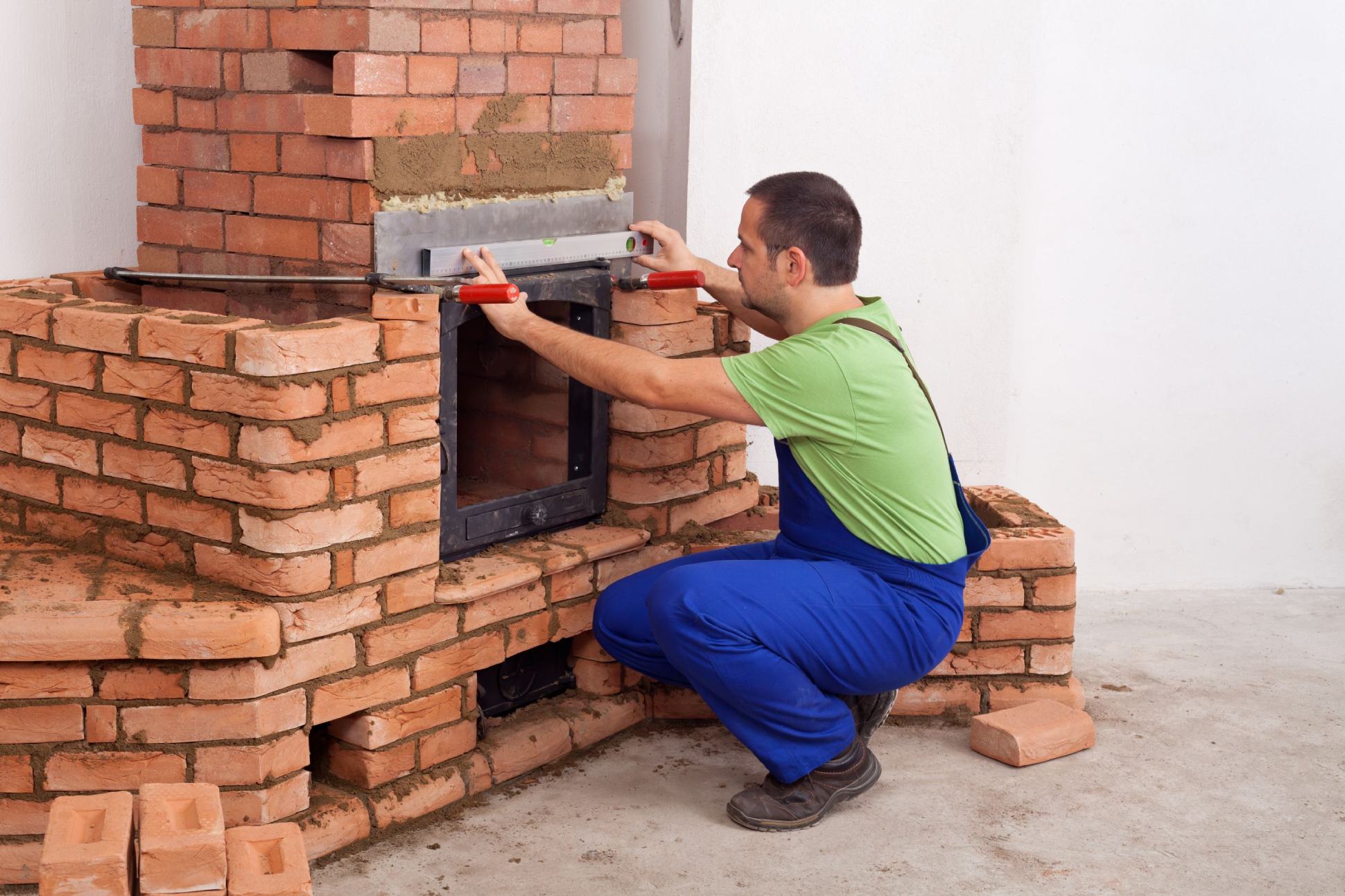 Maçon en train de construire cheminée
