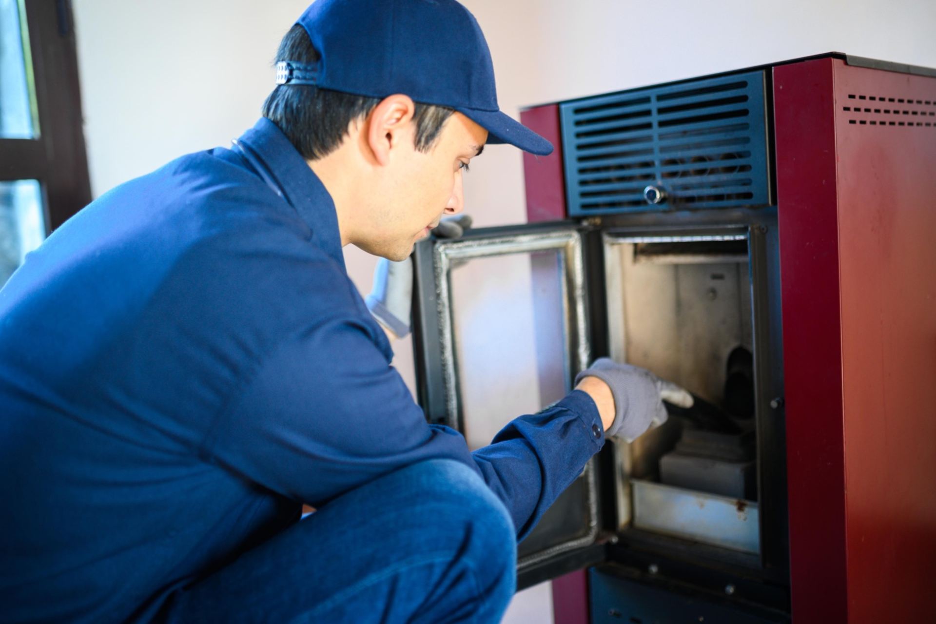 Technicien inspectant un four